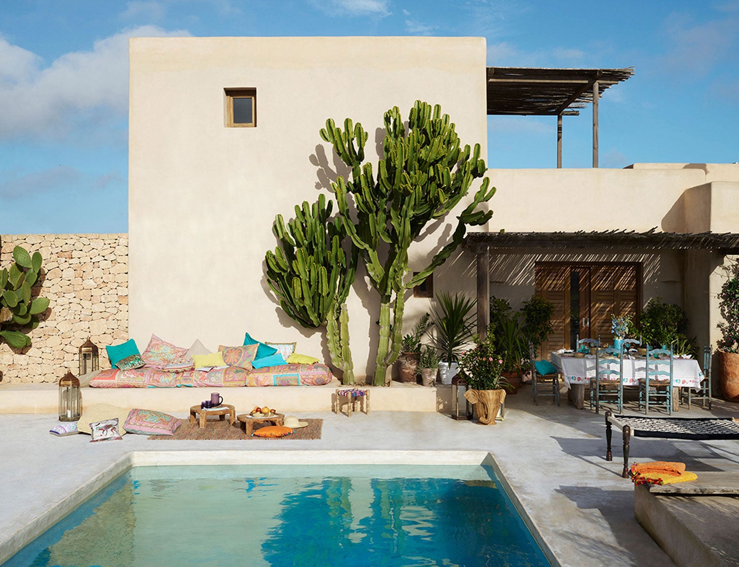 La colección Gypset de Zara Home nos propone un espacio exterior de ensueño como este.