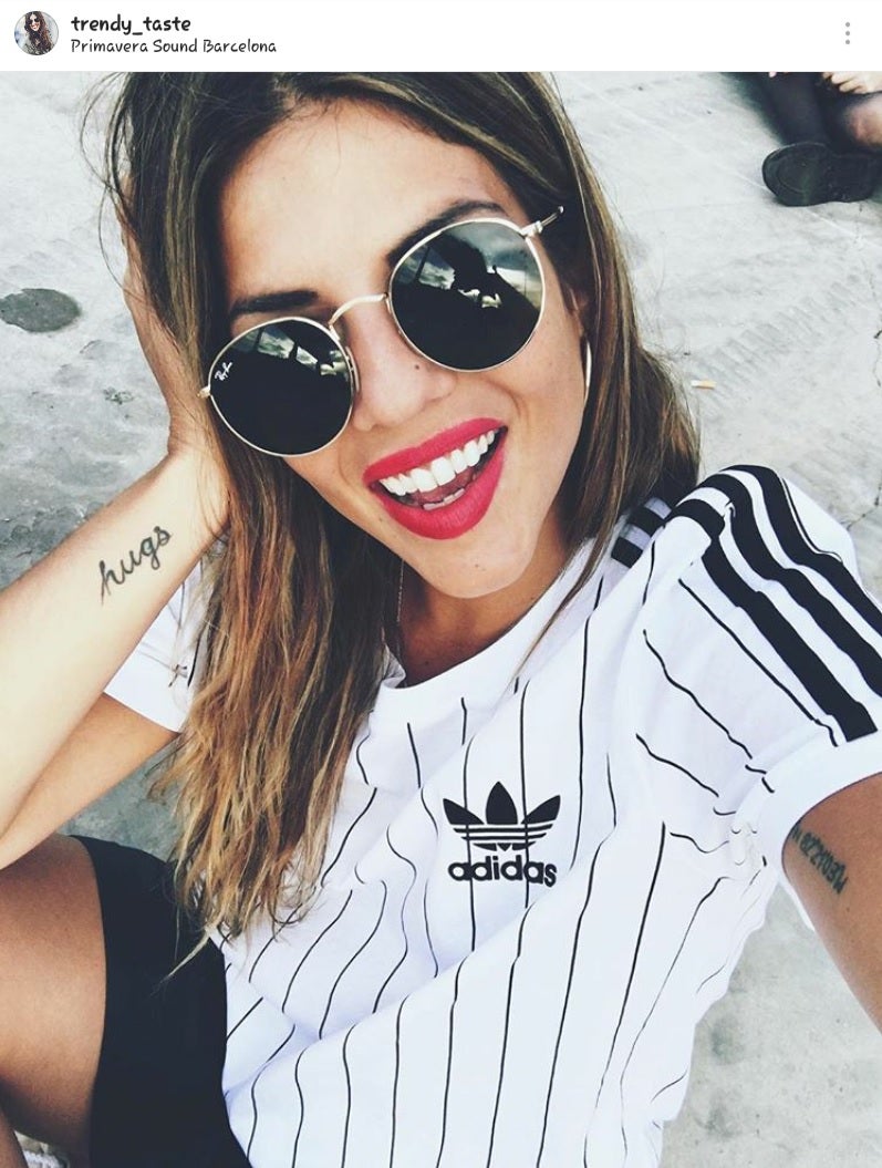 Natalia Cabezas compartía con sus más de 400K de seguidores esta instantánea donde enseñaba su look de Zara y Adidas con unas Ray-Ban.