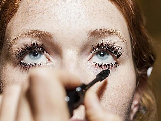 Los ojos de muñeca de las modelos de Au Jour Le Jour aparecen con las pestañas formando grupitos maquilladas con varias pasadas de máscara de pestañas.