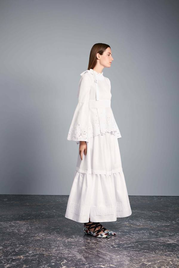 La firma se rinde ante la clásica camisa blanca y la reinterpreta en vestidos y faldas en esta colección crucero