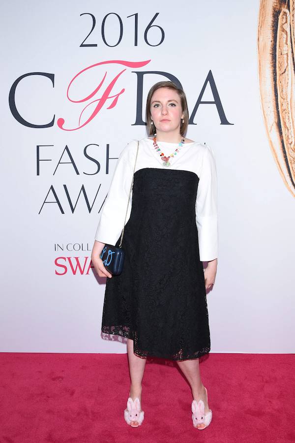 La protagonista de 'Girls' sorprendió con un look de Creatures of the Wind que combinó con unas divertidas sandalias