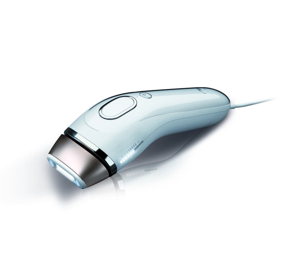 Este sistema innovador de Luz Intensa Pulsada cuenta con el exclusivo sistema SensoAdapt que permite la eliminación del vello visible no deseado de manera cómoda en casa en tan solo cuatro tratamientos. Un sistema prácticamente indoloro que se puede utilizar en las zonas delicadas del rostro y del cuerpo. (399€-499€, según los dispositivos extra que se incluyan).