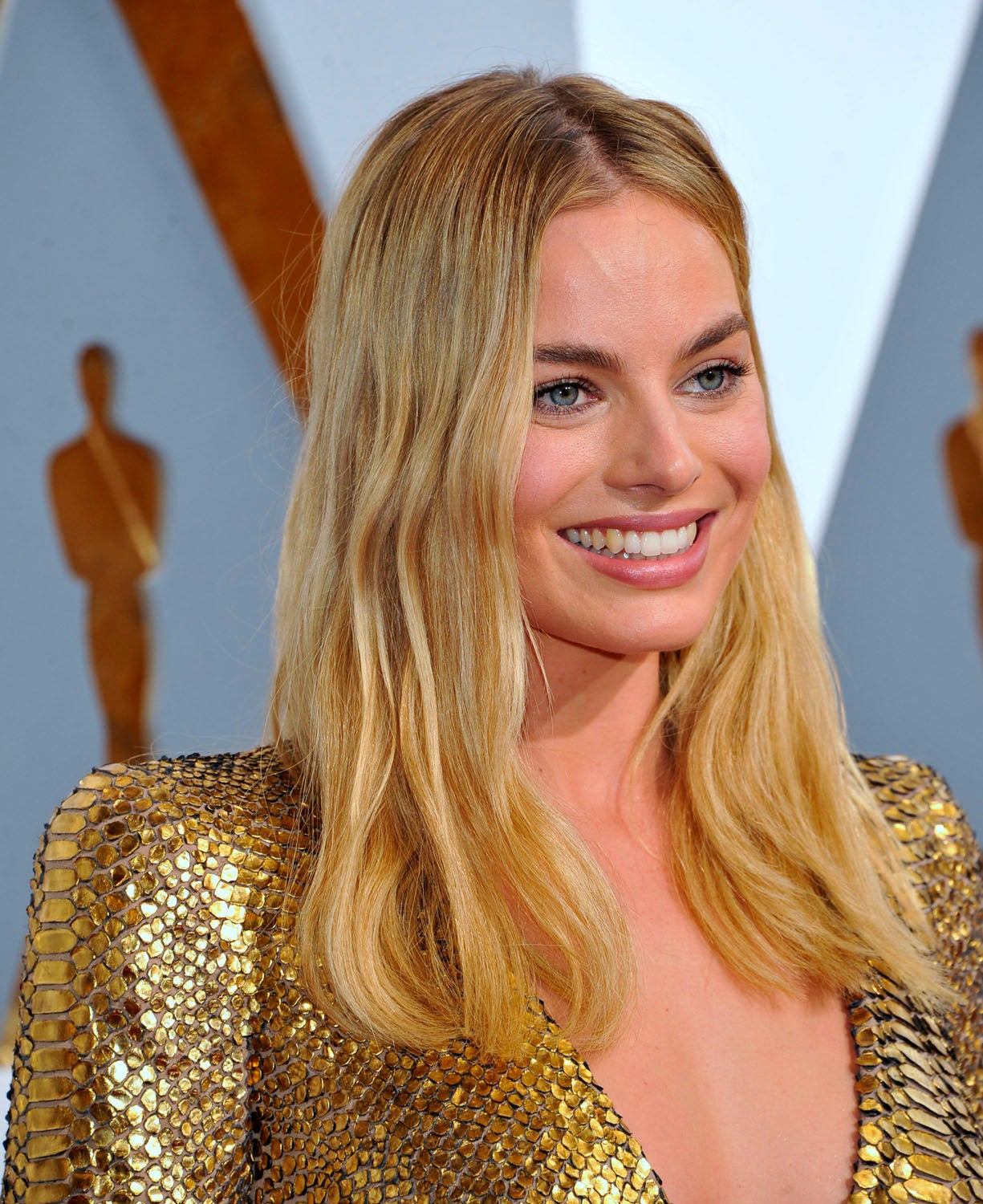 El rubio dorado es elegante y esta temporada se lleva con las raíces más oscuras como la actriz Margot Robbie.