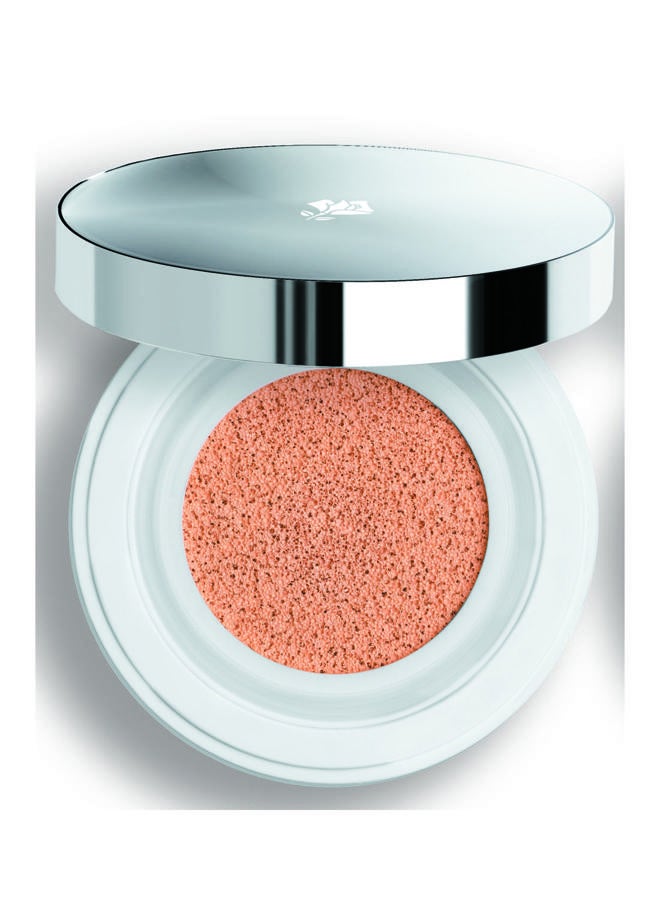 Base fluida en almohadilla FPS23/PA++. La esponja libera con una suave presión una dosis ínfima de fluido con color, ligero como el agua. Fresco y ligero como un fluido, nómada y práctico como un compacto, ligero y unificador como una BB. (38€)