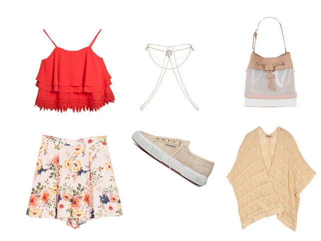 Top de volantes de Oxygene (Precio: 31,90 euros) y shorts floreados de Stradivarius (CPV) que se combinan con unas zapatillas de Superga (CPV), bolso transparente de Parfois (Precio: 24,95 euros), cadena para el pelo, de Asos (CPV) y chaqueta de Maggie Sweet (Precio: 44,95 euros).