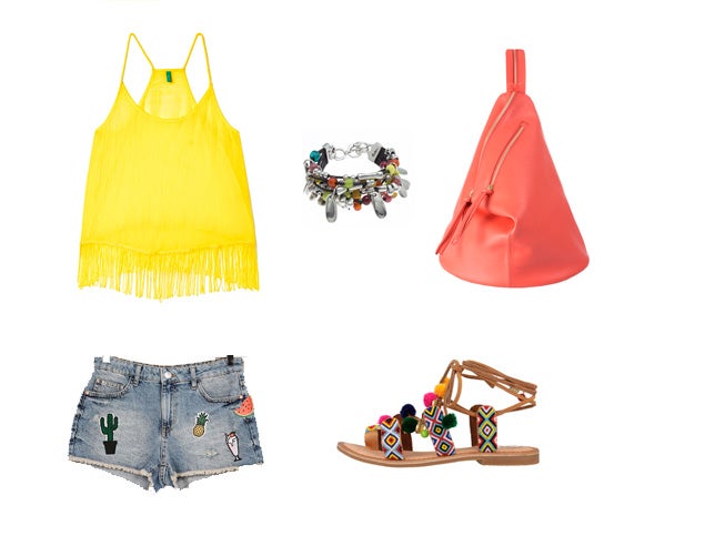 Para acompañar unos shorts vaqueros con parches de Bershka (Precio: 24,99 euros), top amarillo de Benetton (CPV), sandalias con pompones de Gioseppo (CPV), bolso de La Portegna (CPV) y pulsera de Ciclón (Precio: 53,90 euros).