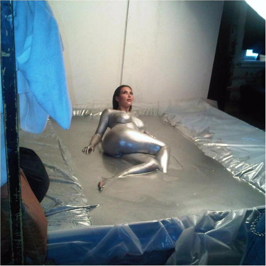 En 2011 Kim Kardashian lloraba de rabia al ver como sus fotos en 'W Magazine' la mostraban desnuda sin ocultar nada de su cuerpo... Parece que ya les ha perdonado.