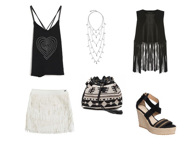 Sobre top negro de The Hip Tee (Precio: 125 euros), chaleco de flecos de Naughty dog (Precio: 265 euros). Minifalda blanca de Pepe Jeans (CPV), bolso de Okeysi a la venta en El armario de la teke (Precio: 13 euros), collar de Uno de 50 (CPV) y cuñas de Espadrilles Barcelona (Precio: 99 euros).