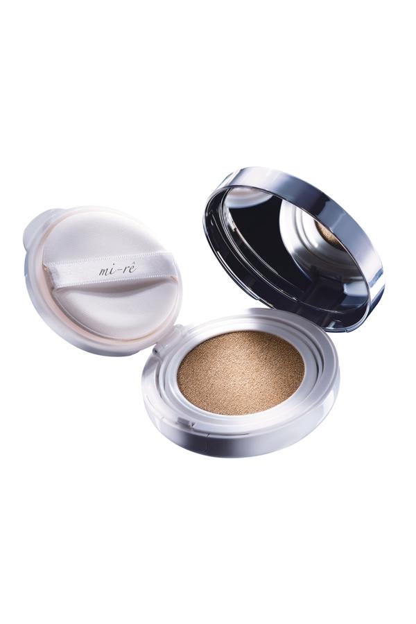 Maquillaje que proporciona hidratación de larga duración gracias a su fórmula que contiene agua volcánica de la isla de Jeju y flor de Loto, un ingrediente con propiedades antioxidantes, iluminadoras e hidratantes. Su factor de protección solar es SPF 50/PA+++ y lo convierte en el maquillaje perfecto para el verano. (46,99 en www.miin-cosmetics.com)