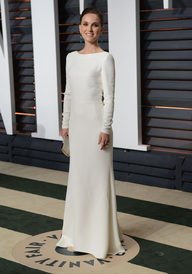 En la fiesta post Oscar 2015 de Vanity Fair, la actriz se decantó por el minimalismo con este perfecto vestido blanco de su firma fetiche (Dior).