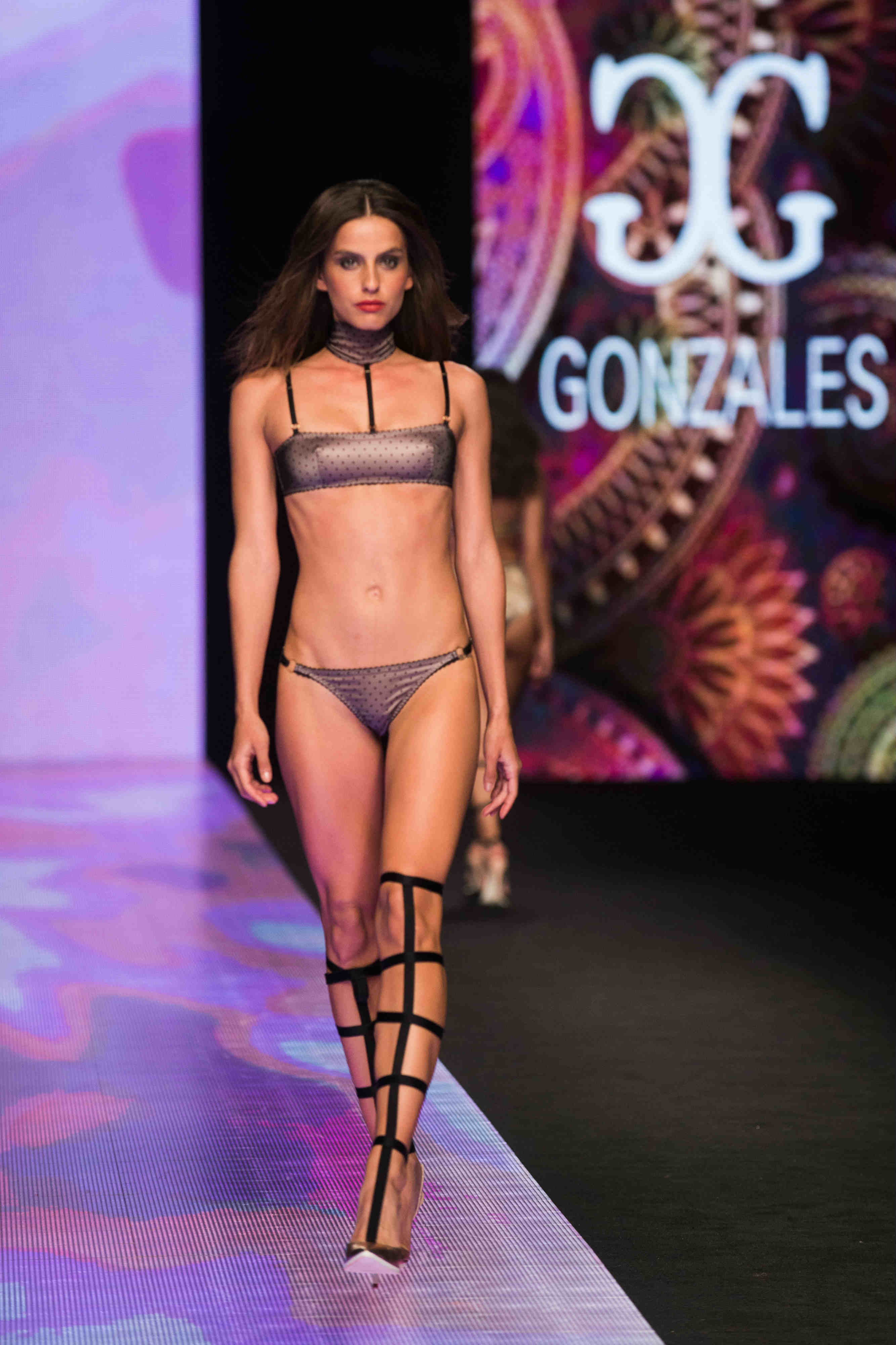 La modelo Alicia Medina desfilando para Gonzales en Moda Cálida de Gran Canaria 2016