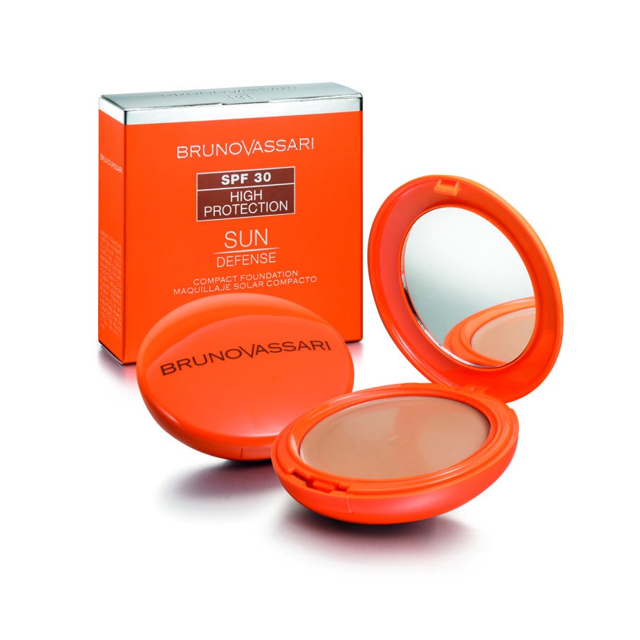 Maquillaje compacto con SPF 30, de textura cremosa, hidrata la piel aportando un tono natural. Su fórmula permite una perfecta adhesión a la piel. Los filtros solares protegen de las radiaciones ultravioleta y el envejecimiento prematuro de la piel (26,50€).