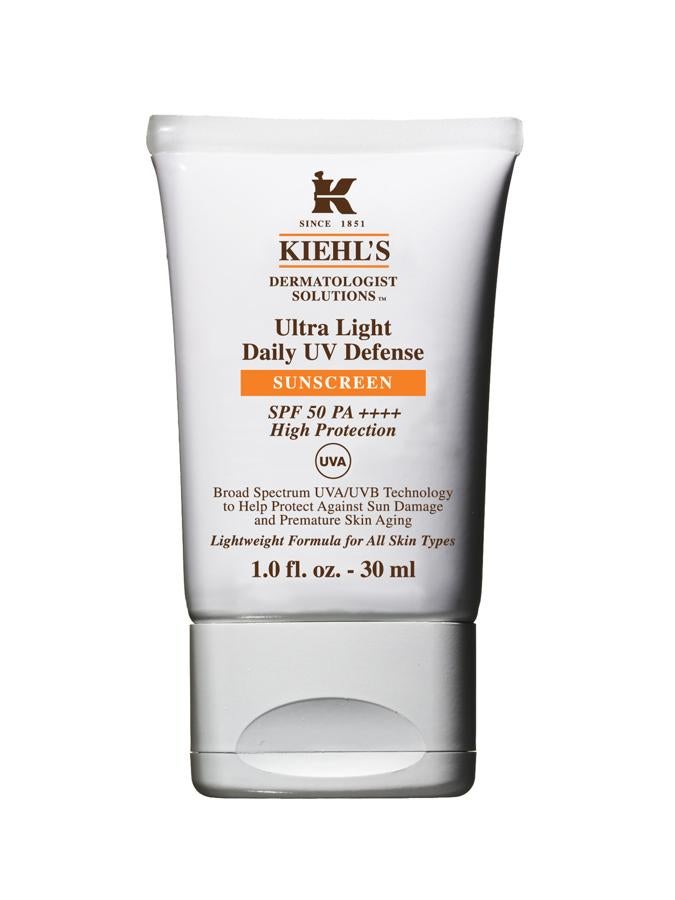 Protección solar ultra ligera de uso diario oil-free. Protege contra la aparición de manchas oscuras y arrugas. Adecuado para pieles sensibles. Con filtros solares Mexoryl SX y Mexoryl XL, proporciona una protección contra los rayos UVA y UVB. (spf50 PA+++ UVA). (42€).