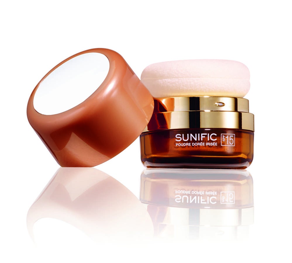 Formato de bolsillo muy práctico, con un packaging tipo polvera. Un gesto fácil y una aplicación suave con esponja integrada y un espejo en la parte interior para facilitar la aplicación. Estos polvos están enriquecidos con nácares dorados para asegurar un bronceado sublimador de forma instantánea. La piel está protegida gracias al sistema de filtros 100% mineral anti-UVA/UVB alto rendimiento. (25,50€).