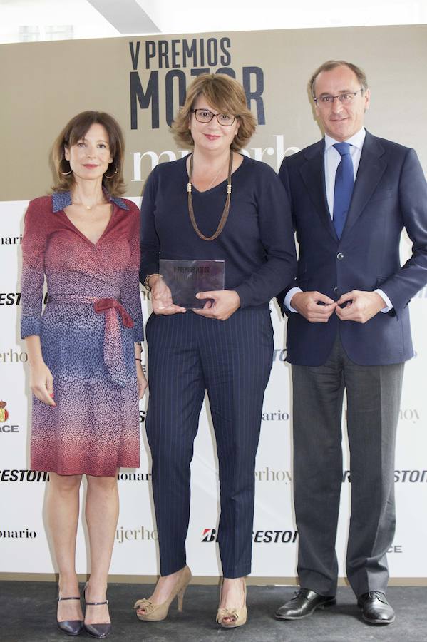 Belén Lacalle, Directora de Comunicación de Jaguar Land Rover España y Portugal, ha recogido el premio al ganador en la categoría Trendy, de manos de Laura Ruiz de Galarreta, directora de Relaciones y Proyectos Corporativos de Taller de editores y el ministro Alfonso Alonso.