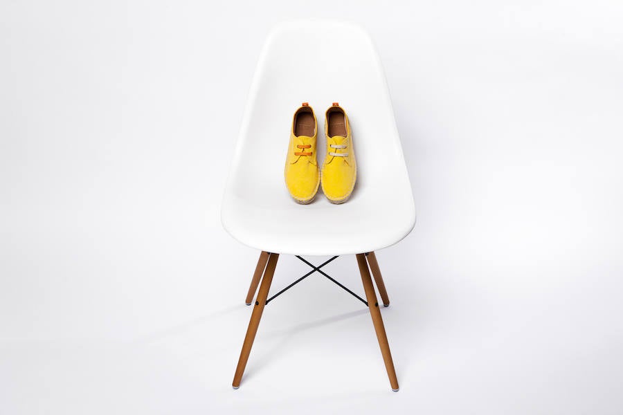 Esta empresa murciana lleva realizabdo zapatos unisex de forma artesanal desde 2011. Sus piezas están elaboradas con materiales nobles y cuidan una estética natural y sencilla.