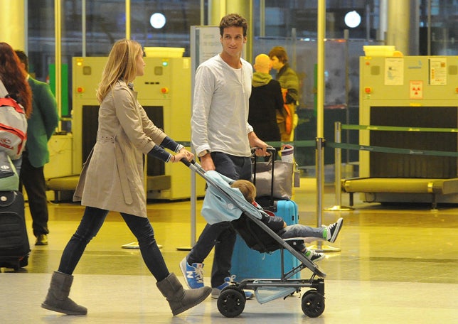 La pareja, en la estación de tren con el pequeño Lucas.