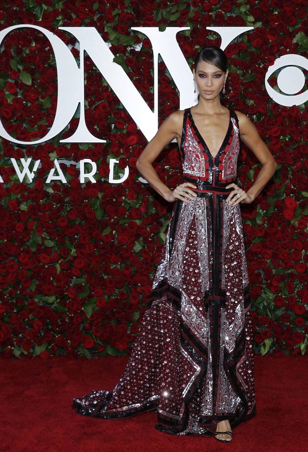 La modelo Joan Smalls acudió a la gala con un brillante vestido de Altuzarra