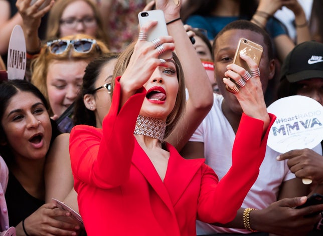 Y otro selfie con el móvil de un fan, esta vez sacando la lengua, que eso da 'likes' extras.