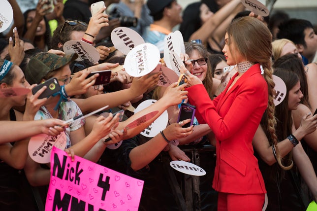 Por supuesto, firmó autógrafos incluso a las que iban por ver a Nick Jonas.