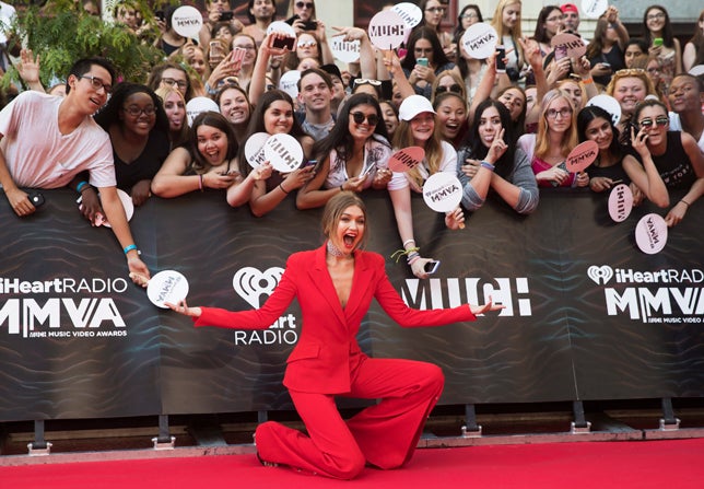 Después de su paseo de ayer en la alfombra roja, Gigi Hadid se ha convertido en la famosa más enrollada de todo el 'star system' por méritos própios.