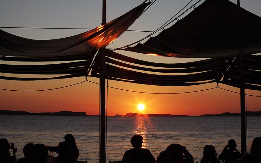 El Café del Mar, en Ibiza, ofrece no solo la mejor selección de música 'chill' del mundo, sino una de las vistas más impresionantes del atarceder en el Mediterráneo. Sin duda, un clásico inevitable si viajas a la isla blanca.