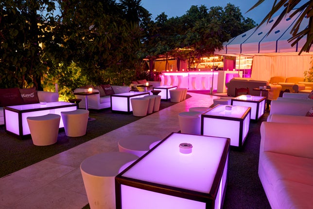 Más allá del Café del Mar, en Ibiza hay terrazas de moda a las que no puedes faltar este verano. KM5 y su programación llena de citas ineludibles es una de ellas.