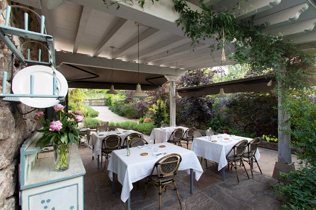 Ubicada en un paraje único, junto a las playas de Somo y Loredo, la terraza de La Bicicleta (La Plaza, 12, Hoznayo, Cantabria) es una propuesta original y refrescante para volver a revivir los veranos de la infancia y hacer un descanso en las jornadas de surf mientras se saborea la cocina de mercado y se disfruta de su amplia carta de vinos.