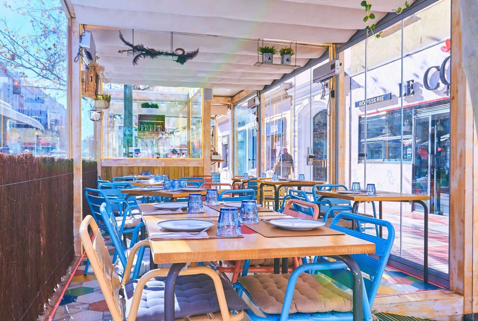 Disfruta de la terraza climatizada de LeCoq by The Kikirico (Príncipe de Vergara, 269) desde la mañana a la noche, para hacer tus desayunos con huevos, comidas y cenas de diversos pollos, meriendas a base de baguels, y por la noche copas con los cócteles más deliciosos en un ambiente fresco y con la mejor música.