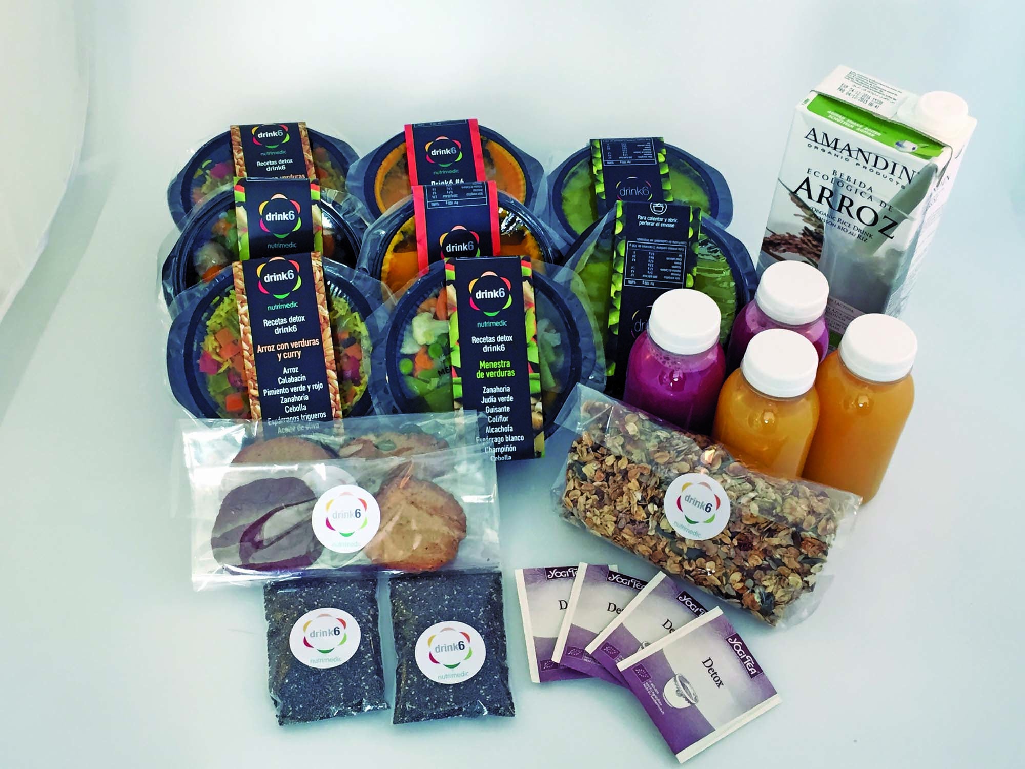 Un menú detox debe contener una selección de alimentos con todo lo que el organismo necesita para dos días completos de alimentación sana, incluyendo desayuno, comida, cena y tentempiés (media mañana y media tarde). El Menú Detox de Drink6 contiene: 4 cremas de verduras, 4 platos preparados (menestra de verduras de temporada y arroz con verduras), 1 litro de leche de arroz, 50 gramos de semillas de chía, 200 gramos de granola, 4 galletas veganas, 4 infusiones detox y 4 zumos Mini Drink6 de frutas y verduras.