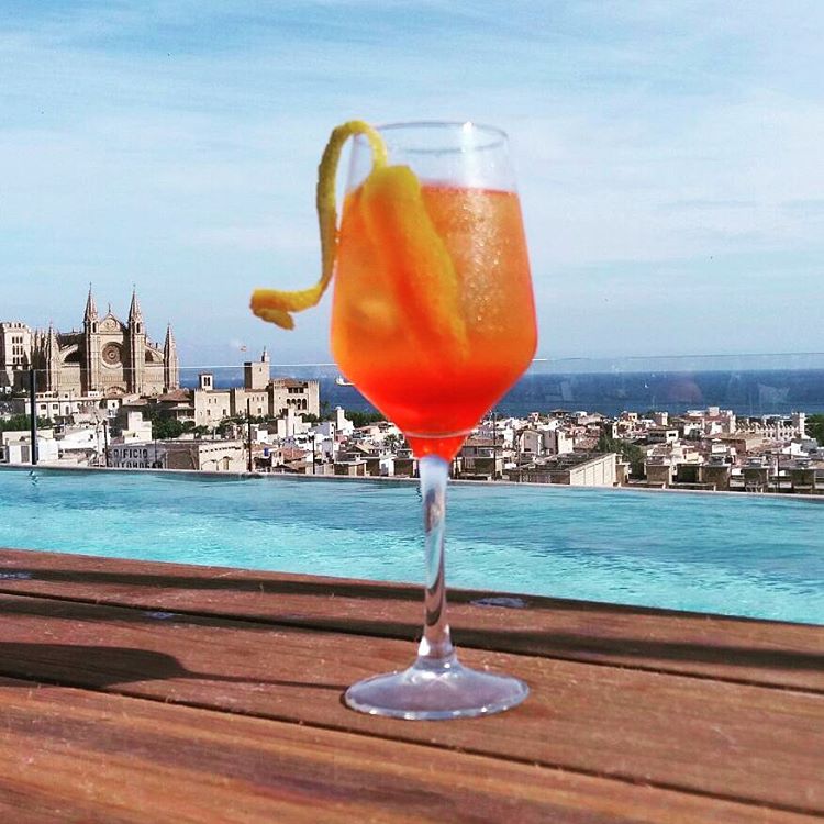 El Rooftop de Nakar (Avenida Jaime III, Palma de Mallorca) ofrece a sus huéspedes y visitantes ocasionales una piscina infinita con unas increíbles vistas a la catedral gótica, donde disfrutar del atardecer saboreando los mejores cócteles al ritmo de la música del momento.