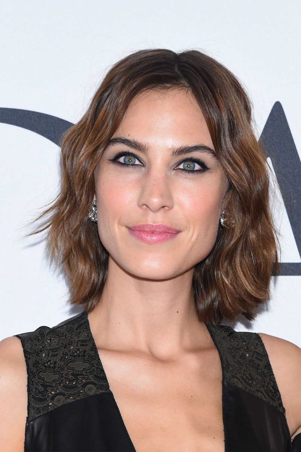 Las melenas midi, los bobs y long-bobs son las más recomendadas por los estilistas para los pelos más finos. La it girl Alexa Chung siempre luce una media melena a la altura de los hombros con capas, con o sin flequillo, que le sienta de maravilla.