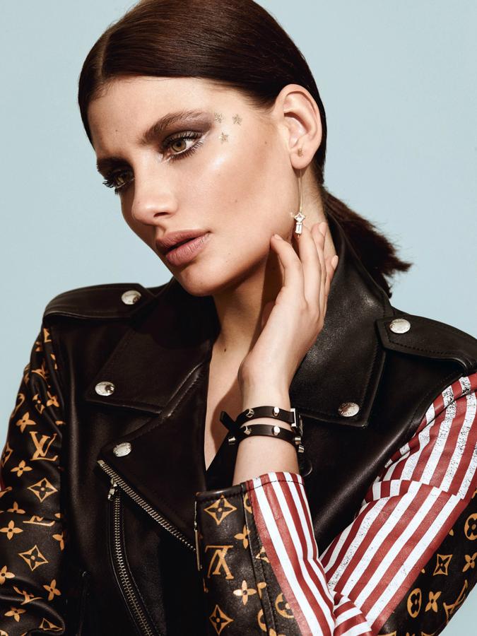 El maquillador oficial de Max Factor, Miguel Álvarez, ha resaltado los ojos de la actriz con una gama de sombras en tonos marrón intenso y un detalle de brillos con forma de estrellas hechas con la misma paleta. Vestido de cuero, de Louis Vuitton; reloj de Gucci; y pendiente de Sara Lasry. Estilismo: Carolina Badía. Maquillaje y peluquería: Miguel Álvarez (Ana Prado) para Max Factor y Wella.