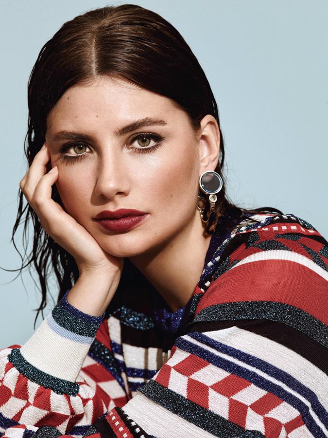 El look de maquillaje destaca ojos y boca. Eyeliner y pestañas marcadas por un lado y un rojo intenso, estilo Hollywood, por otro. Jersey multicolor de Chanel y pendiente de Dior. Estilismo: Carolina Badía. Maquillaje y peluquería: Miguel Álvarez (Ana Prado) para Max Factor y Wella.