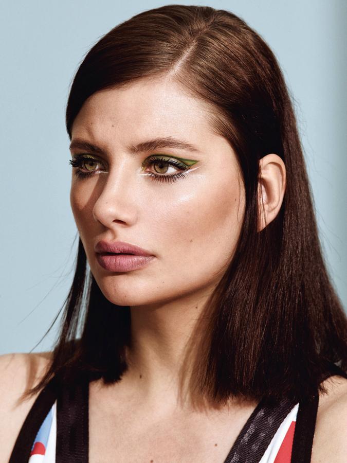 El maquillaje de Max Factor se centra en una mirada de trazos estructurados y atrevidos. ¿La clave? Una línea que atraviesa en blanco y un "rabillo" del ojo con color. Top de Kenzo. Estilismo: Carolina Badía. Maquillaje y peluquería: Miguel Álvarez (Ana Prado) para Max Factor y Wella.