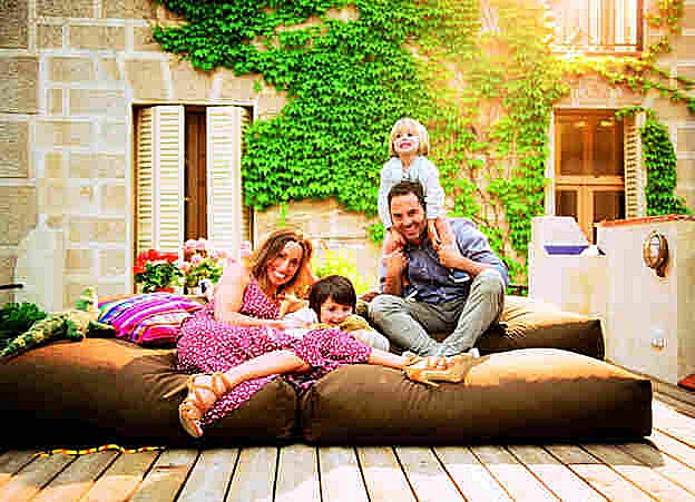 Realización:Beatriz Navazo. Fotógrafo: Vicens Giménez. Estilista: Sandra Escala. Maquillaje y peluquería: Estrella Elorduy para Dior. Gemma, vestido Essentiel y sandalias Guess. Enric, camisa Santa Eulalia, pantalones Riplay y zapatos Nosolo Barcelona. El niño mayor, sudadera Bellerose, y el menor, camise Sticky Fudge, chaqueta Normandine y zapatillas Zara.