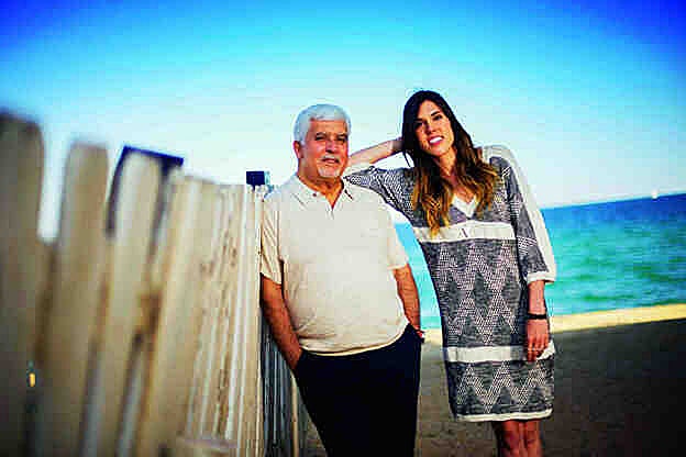 Maquillaje y peluquería: Sara Navarro (Kasteel Agent) para M·A·C y Ghd. Agradecimiento: Club Natació Badalona. Anna, vestido de Sita Murt y pulseras de Thomas Sabo. Luis, polo de Mango.