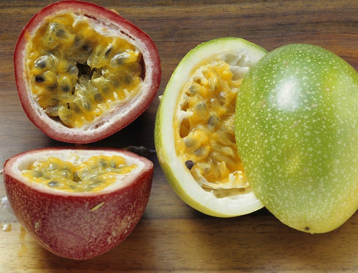 Es una fruta fibrosa y jugosa, recubierta de una cáscara gruesa, cerosa, delicada e incomestible.