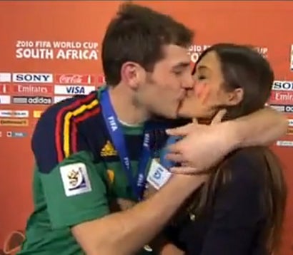 Minutos después de que Iker Casillas levantara la copa de Campeones del Mundo, tuvimos la que fue la imagen de la final: el beso que el portero y capitán de 'La Roja' dio en directo a la periodista que le estaba entrevistando, Sara Carbonero. Un beso con el que confirmó su relación ante los ojos de millones de espectadores. ¡Gracias, Sara (e Iker), por momentos así!