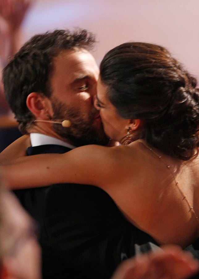 No les gusta hablar de su relación, y se enfadan muchísimo cuando sale su vida privada a la palestra, pero la actriz nos dejó el 'momentazo' de los Goya hace un par de años cuando, antes de recoger su 'cabezón', se abalanzó con un efusivo beso sobre su compañero de reparto en '8 apellidos vascos' y, evidentemente, pareja en la vida real.