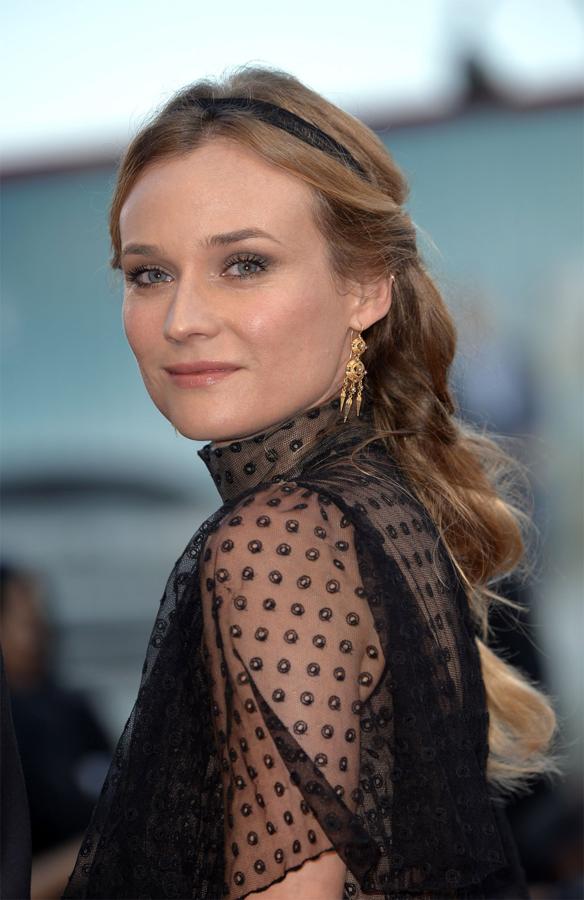 Diane Kruger con una original trenza que adornó con una cinta negra a modo de diadema.