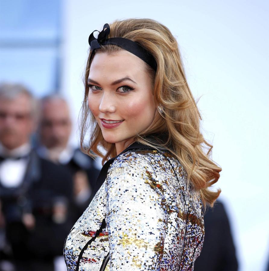 Así de espectacular se presentó Karlie Kloss en el Festival de Cannes 2016. Melena ondulada y con volumen en la coronilla, recogida con una cinta negra. Un look años 60 perfecto.