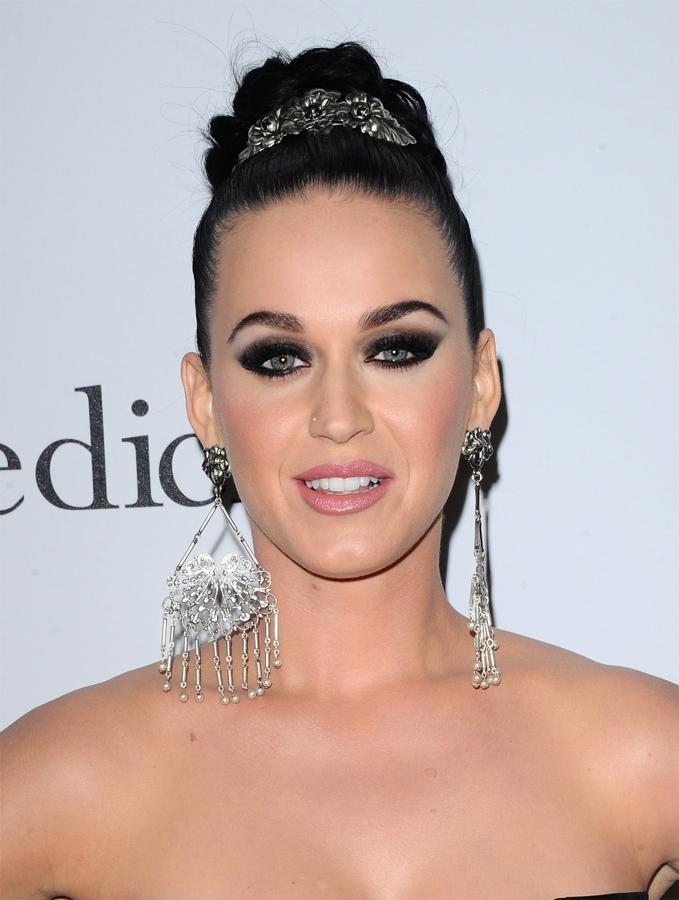 Katy Perry con un moño alto trenzado que adornó con un pasador de plata vieja.