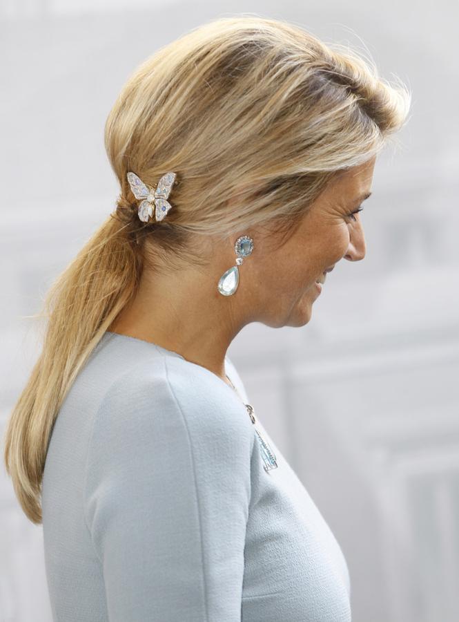 La reina Máxima de Holanda con una coleta baja y un bonito pasador en forma de mariposa.