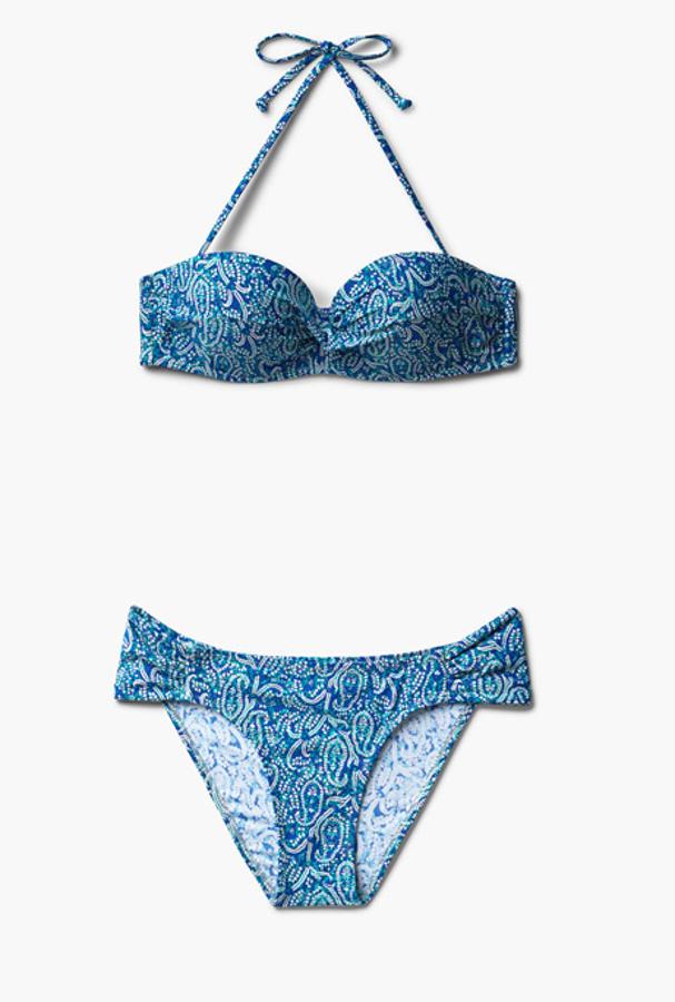 Con estampado paisley en tonos azules, bikini de Mango (Precio: 12.99 euros la parte superior y 19.99 euros la inferior)