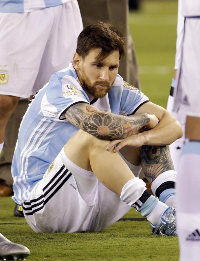 Leo Messi, ya consciente de lo que iba a suponer su fallo desde los nueve metros.