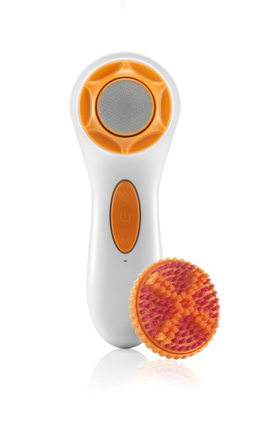 Cepillo sónico diseñado para alisar, suavizar e hidratar los talones y dedos con imperfecciones y sequedades. Con dos cabezales: disco para suavizar y cabezal con cepillo pulidor (húmedo y seco). (199€).