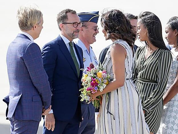 Galería. Michelle Obama y su familia, recibida en Madrid por el Embajador de EEUU James Costos y su marido.