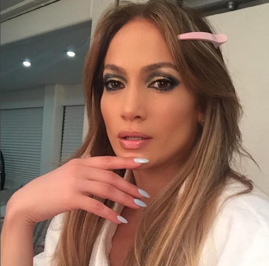 Si eres una adicta a los esmaltes de uñas tienes que seguir a Tom Bachik, el manicurista de las celebrities y diseñador de los esmaltes de L’Oréal Paris. Jennifer López, Selena Gómez, Irina Shayk, Heidi Klum, Khloe Kardashian, Doutzen Kroes o Karlie Kloss son algunas de las famosas a las que Tom Bachik les hace la manicura.