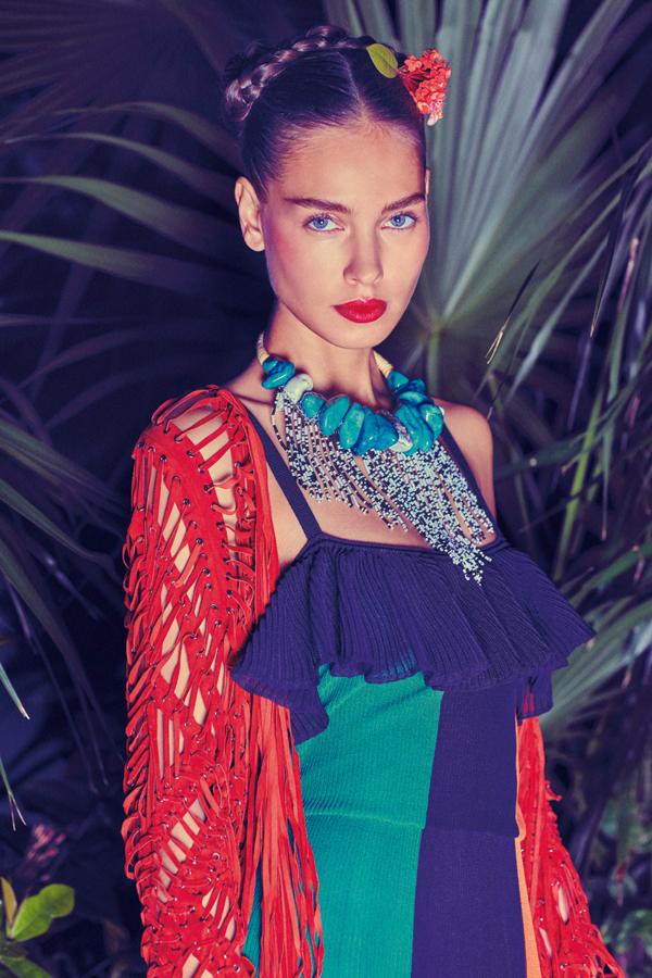 Vestido de punto, de Salvatore Ferragamo; encima, chaqueta de flecos, de BDBA. El collar es de Mango.